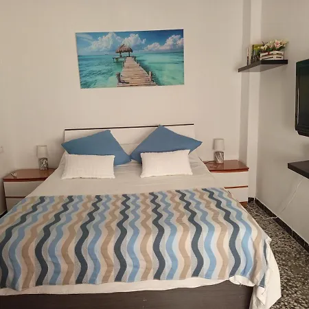 Habitación en casa particular Piso De-mi-la